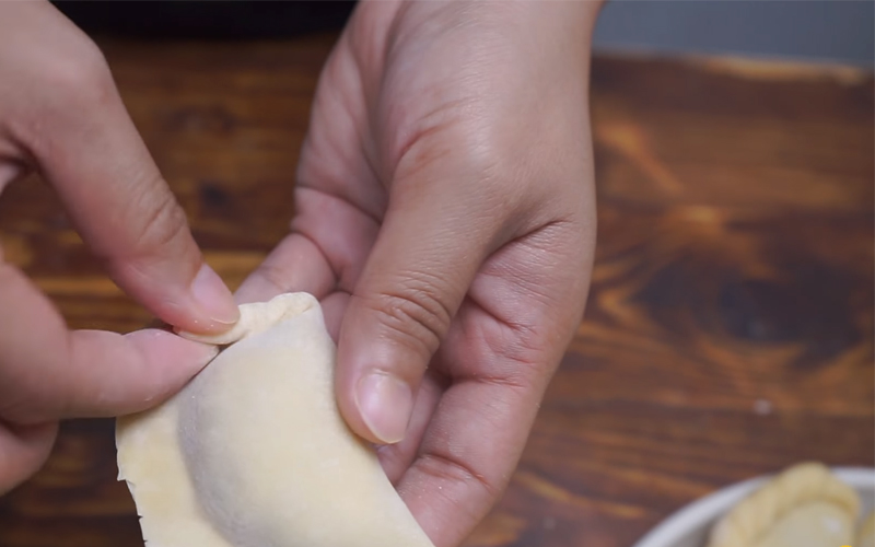 Cách làm vỏ bánh xếp tại nhà (nếu không mua sẵn)